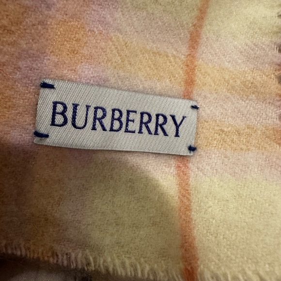 Burberry scarf - Picture 9 of 11